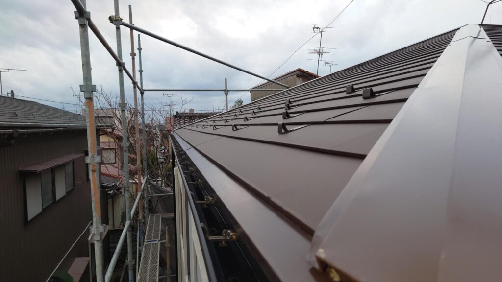 新しい金属屋根を葺いた屋根面