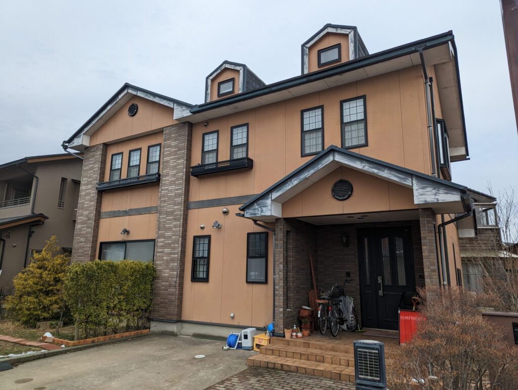 金沢市で外壁と屋根を塗り替えた二階建て住宅
