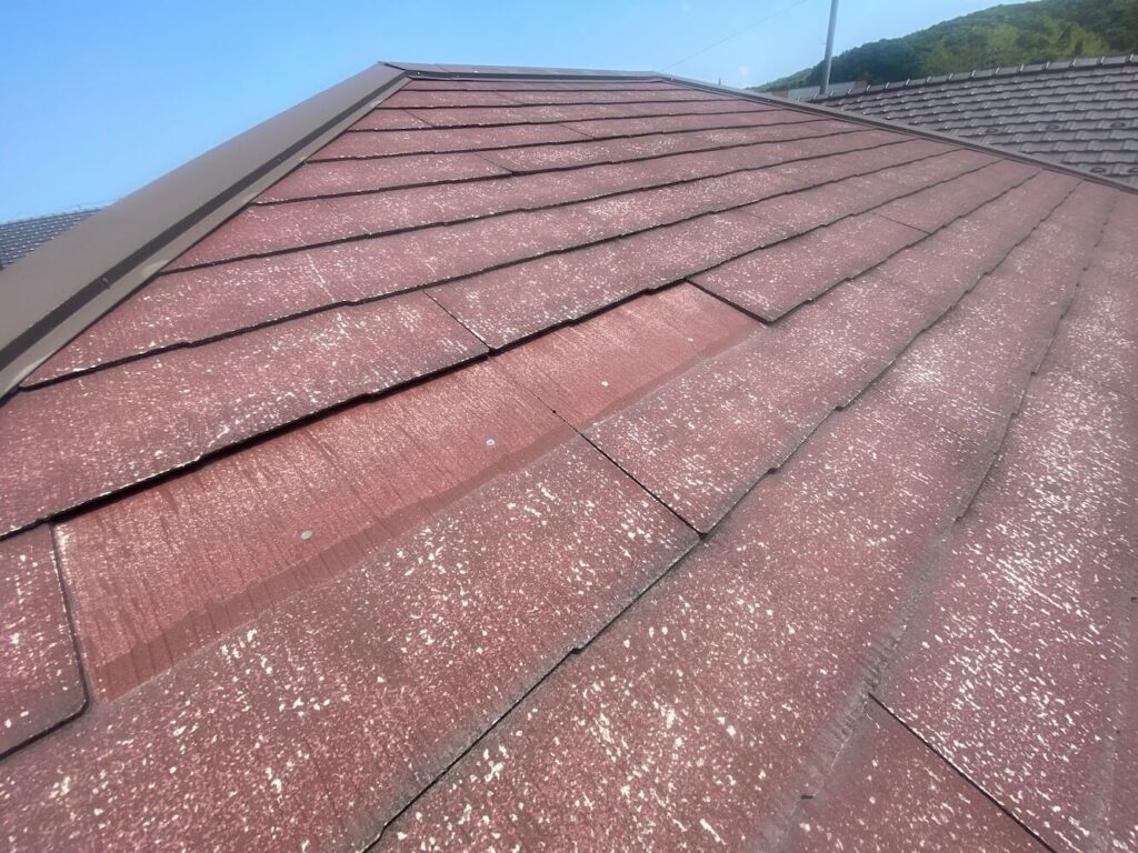 色あせが進んだ屋根材の表面